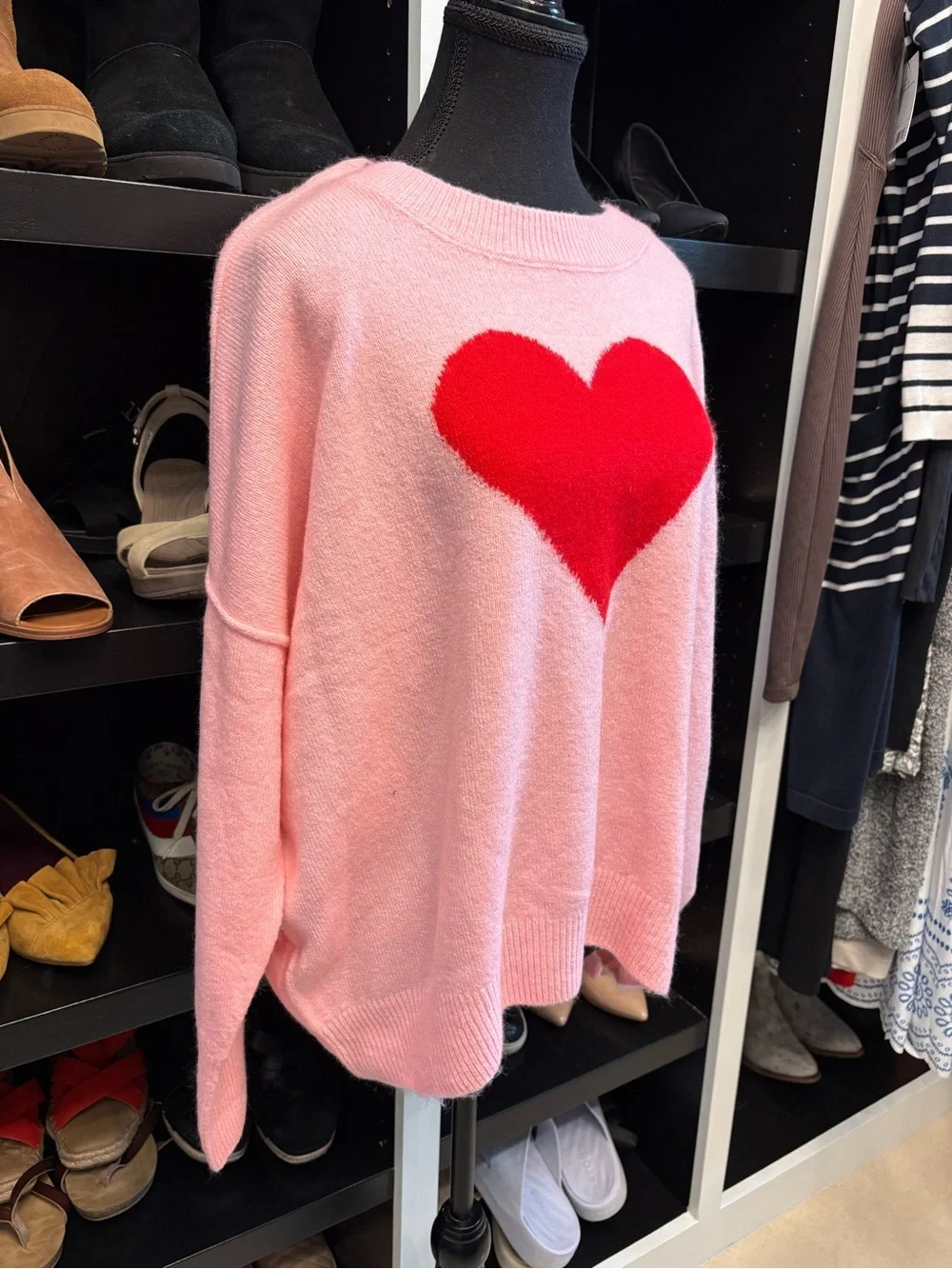 🆕🎉NWT Vince Camuto Pink Sweater with Red Heart - Picture 3 of 8